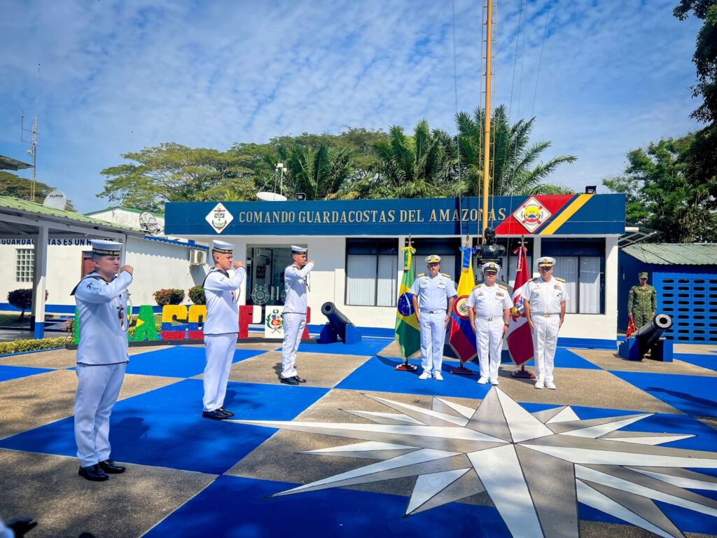 Con la entonación de los himnos nacionales de Colombia, Brasil y Perú, expresiones patrióticas que simbolizan la unidad y colaboración entre las naciones, el 18 de julio fue inaugurada la Fase I del Ejercicio Multinacional BRACOLPER OURO, el cual busca fortalecer la cooperación y seguridad en la región amazónica, para enfrentar de manera conjunta los desafíos que esta área presenta.
El ejercicio BRACOLPER OURO, que se desarrollará en varias fases, permitirá a las unidades navales de Perú, Colombia y Brasil realizar operaciones conjuntas, compartir conocimientos y fortalecer los lazos de amistad y cooperación.